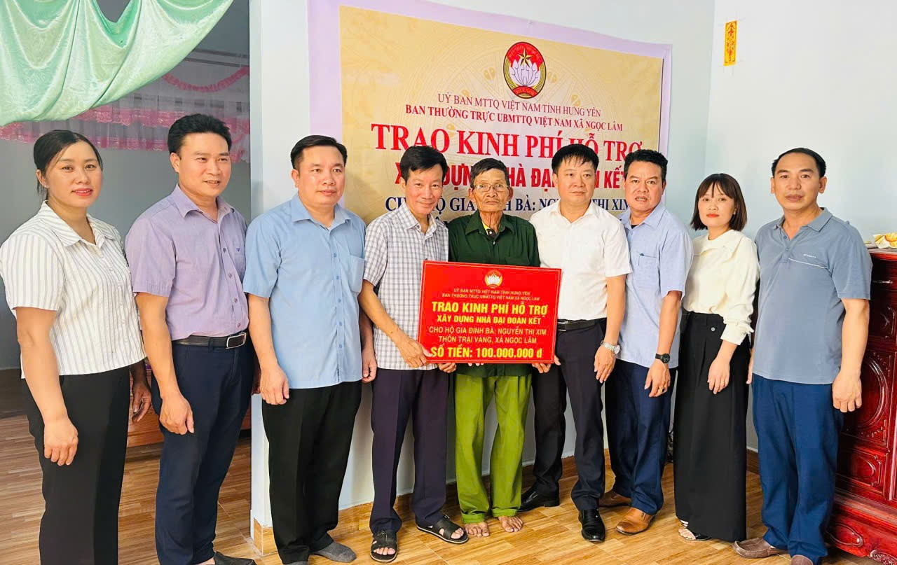 Trao kinh phí hỗ trợ xây dựng “Nhà Đại đoàn kết” cho hộ gia đình bà Nguyễn Thị Xim thôn Trại Vàng
